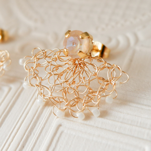 ワイヤークロッシェのチュチュピアス／イヤリング アイボリー ピアス