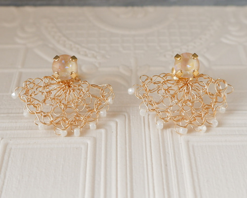 ワイヤークロッシェのチュチュピアス／イヤリング アイボリー ピアス