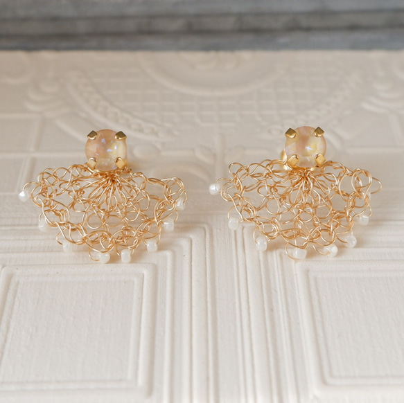 ワイヤークロッシェのチュチュピアス／イヤリング アイボリー ピアス