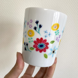 磁器　マグカップ　花　ブーケ　北欧風　手描き　絵付け　ハンドペイント　パステル 2枚目の画像