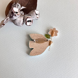 陶ブローチ【白いお花を運ぶ鳥】 4枚目の画像