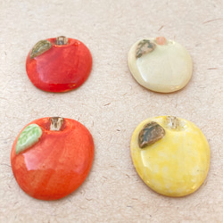 陶器ブローチ まあるいりんご（赤・淡いミント・オレンジ・黄色） 4枚目の画像
