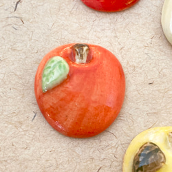 陶器ブローチ まあるいりんご（赤・淡いミント・オレンジ・黄色） 8枚目の画像