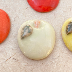 陶器ブローチ まあるいりんご（赤・淡いミント・オレンジ・黄色） 9枚目の画像