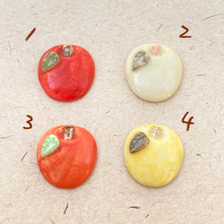 陶器ブローチ まあるいりんご（赤・淡いミント・オレンジ・黄色） 3枚目の画像