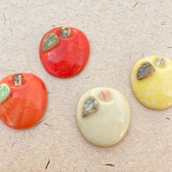 陶器ブローチ まあるいりんご（赤・淡いミント・オレンジ・黄色） 1枚目の画像