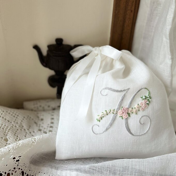 アリュード★ALLUDE★ベージュ★カシミア★アルファベット刺繍 アリュード☆ALLUDE☆ベージュ☆カシミア☆アルファベット刺繍