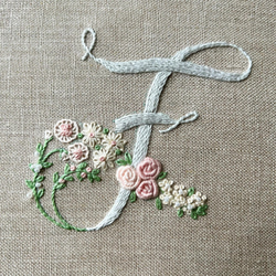 お花とアルファベットの刺繍キット　H　(グレー系） 4枚目の画像