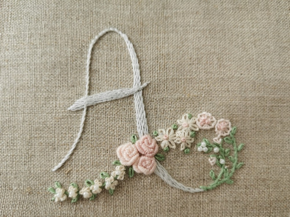 お花とアルファベットの刺繍キット　H　(グレー系） 6枚目の画像