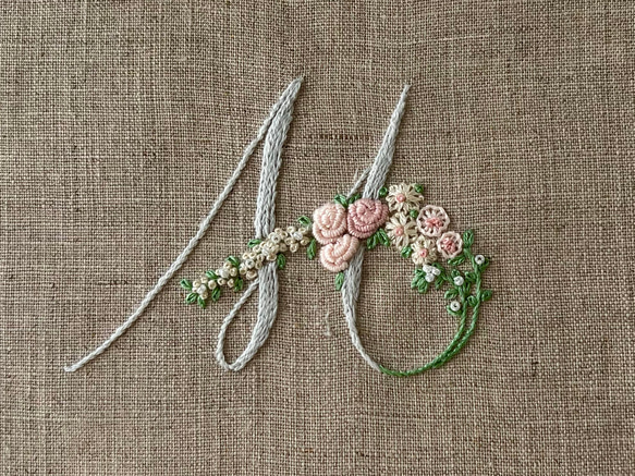 お花とアルファベットの刺繍キット　H　(グレー系） 3枚目の画像