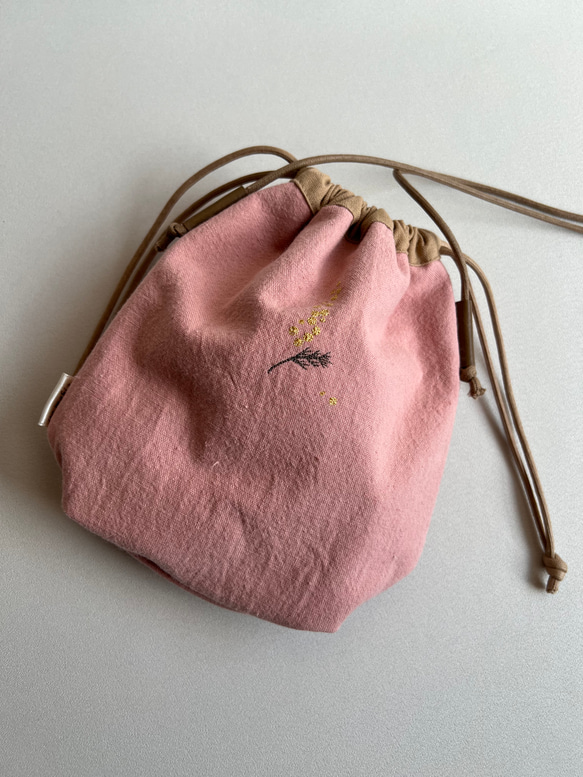 ミモザ刺繍❤︎ぷっくり巾着ポシェット 2枚目の画像