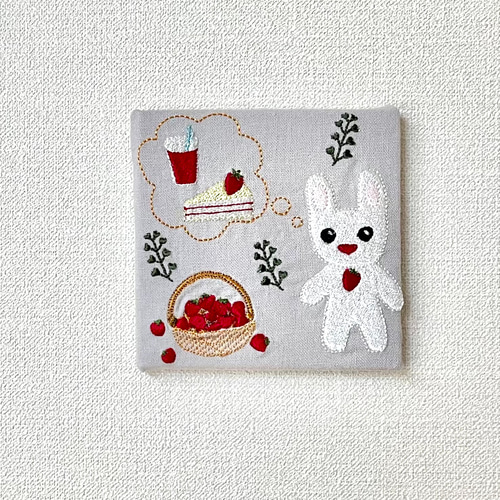 9/2♡うさぎ♡和♡パネル♡ハンドメイド 刺繍アート ミニパネル いちごうさぎ イーゼル付き その他アート