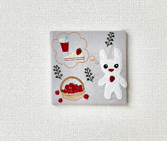 刺繍アート　ミニパネル　いちごうさぎ　イーゼル付き 2枚目の画像