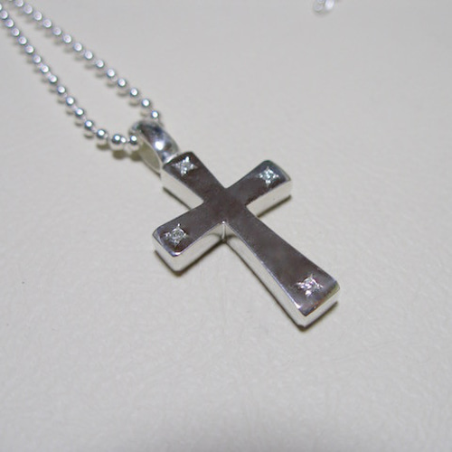 仁尾彫金『四つ星ダイヤフラットプラチナクロス』ハンドメイド143 