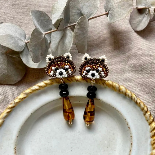 受注生産》ビーズ刺繍・動物シリーズ耳飾り・レッサーパンダ