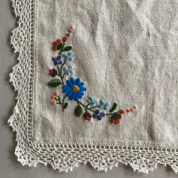 花の刺繍　オーガニックコットン　手刺繍とレースのクロス　マルチカバー　ドイリー　目隠し布 2枚目の画像