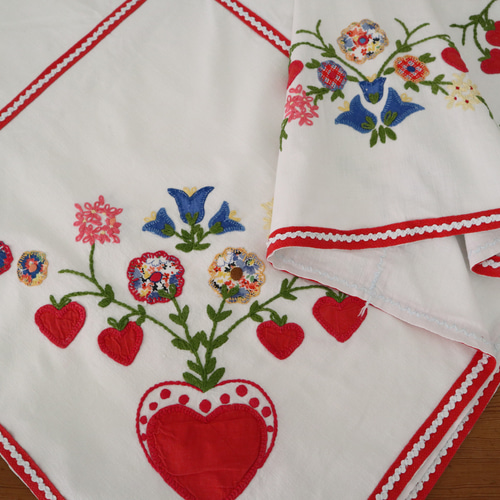 ドイツで購入の花柄刺繍テーブルクロス、ベルギーのレースのコースターなどまとめ売り ドイツで購入の花柄刺繍テーブルクロス、ベルギーのレースの