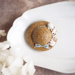 貝殻飾りの麦わら帽子のブローチ(ライトブラウン×ブルー) 2枚目の画像