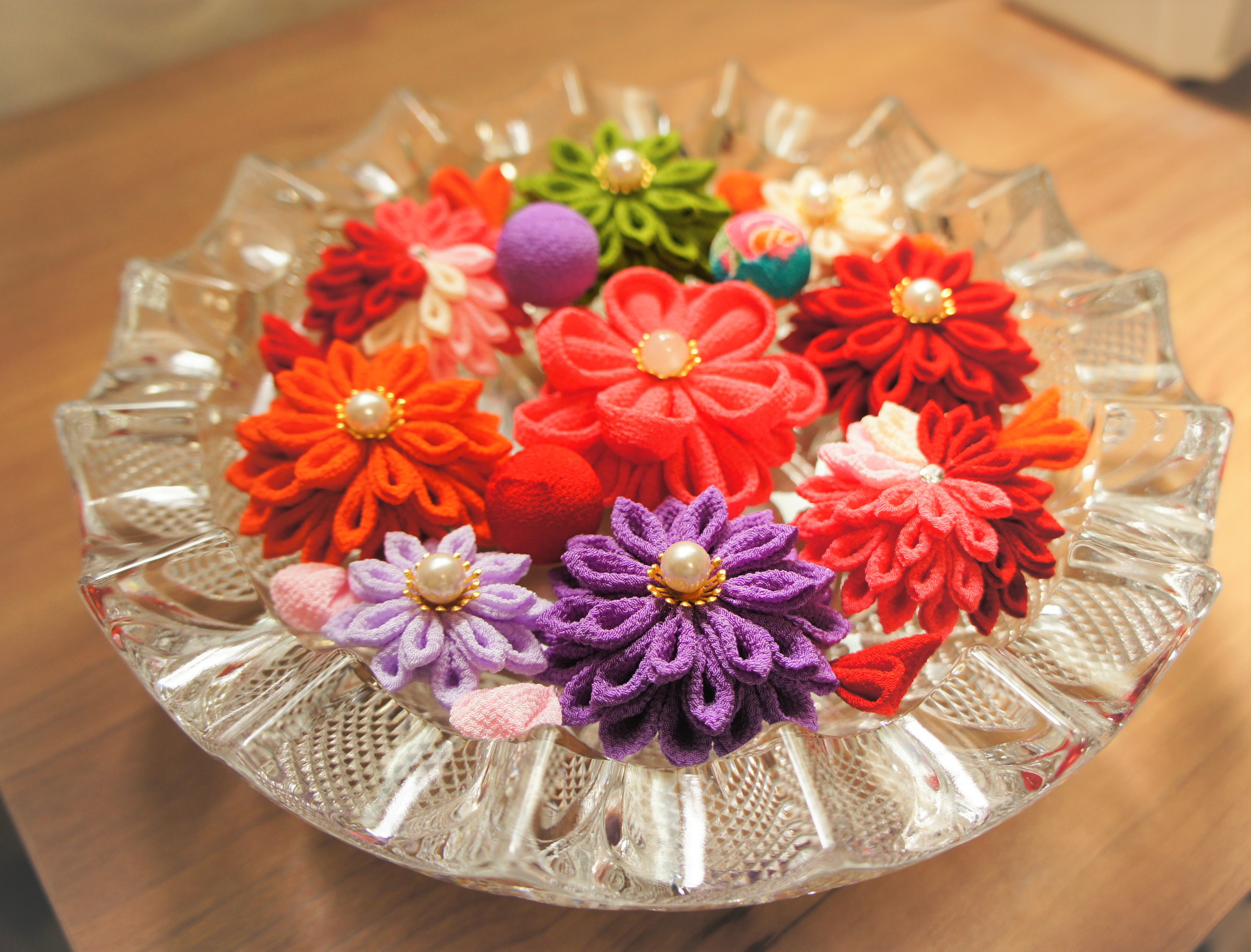 花手水 つまみ細工 ちりめん レトロなクリスタルガラスの器 お花は、お