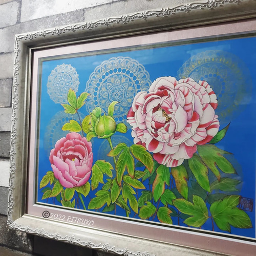 絵画 。壁掛け絵【美しい赤いバラ園でワインを飲みながら白い猫を抱いている少女】 絵画 。壁掛け絵【美しい赤いバラ園でワインを飲みながら白い猫