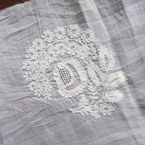 大特価放出！ コーネリー刺繍パーツ1枚フランスアンティーク未使用 はぎれ カーテン