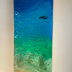 壁掛け縦長アートパネル  エメラルドビーチ とイルカ達70×30 1枚目の画像