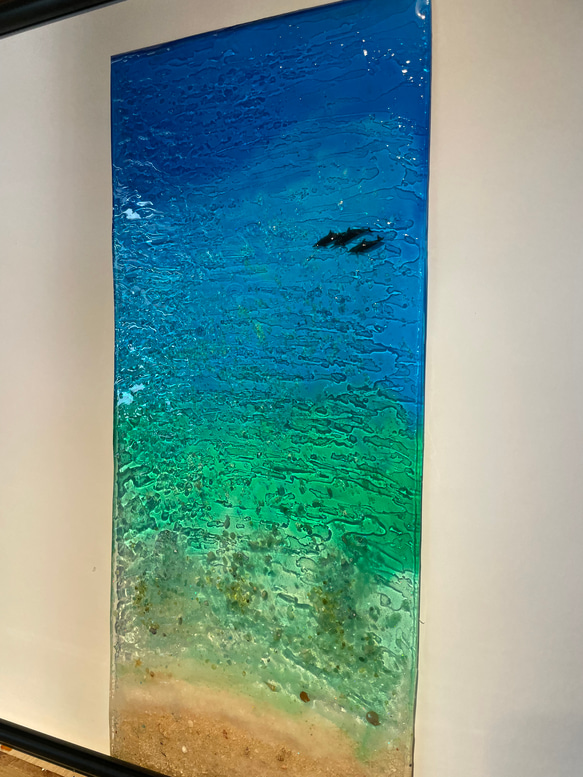 壁掛け縦長アートパネル エメラルドビーチ とイルカ達70×30 その他
