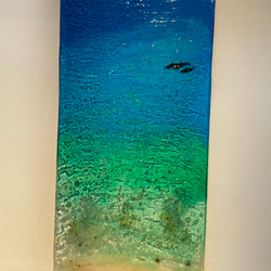 壁掛け縦長アートパネル  エメラルドビーチ とイルカ達70×30 3枚目の画像