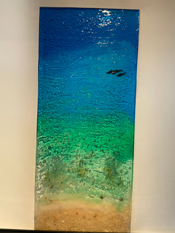 壁掛け縦長アートパネル  エメラルドビーチ とイルカ達70×30 3枚目の画像