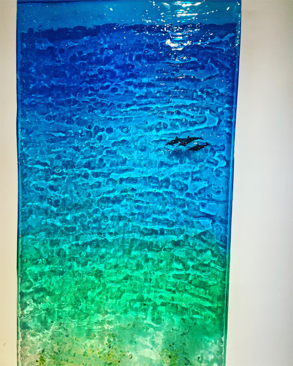 壁掛け縦長アートパネル  エメラルドビーチ とイルカ達70×30 6枚目の画像