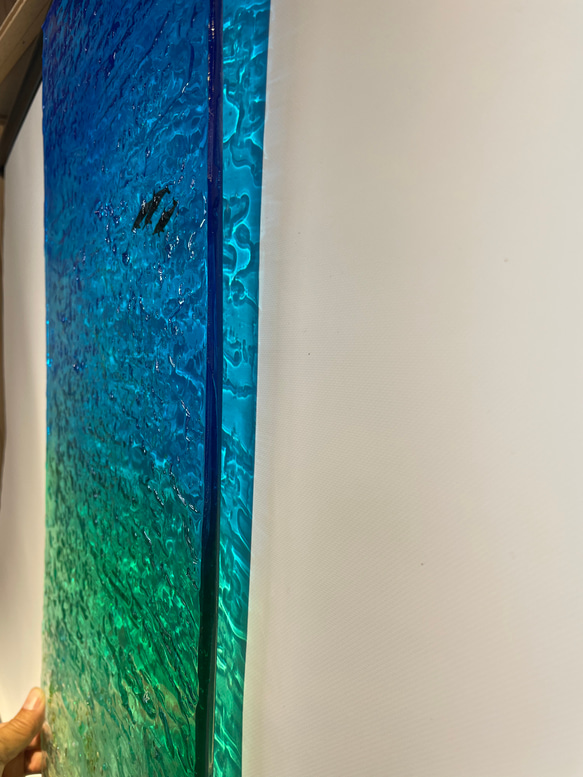 壁掛け縦長アートパネル  エメラルドビーチ とイルカ達70×30 4枚目の画像