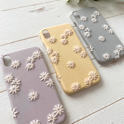 ふっくら小花刺繍　iPhoneケース 3枚目の画像