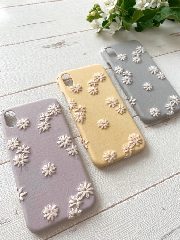 ふっくら小花刺繍　iPhoneケース 3枚目の画像