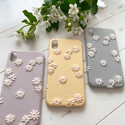 ふっくら小花刺繍　iPhoneケース 1枚目の画像