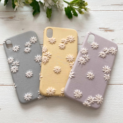 ふっくら小花刺繍　iPhoneケース 4枚目の画像