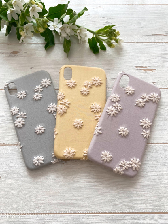 ふっくら小花刺繍　iPhoneケース 4枚目の画像