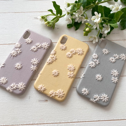 ふっくら小花刺繍　iPhoneケース 2枚目の画像