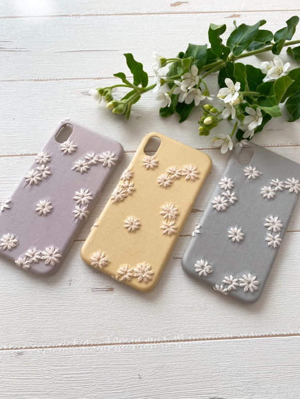 ふっくら小花刺繍　iPhoneケース 2枚目の画像