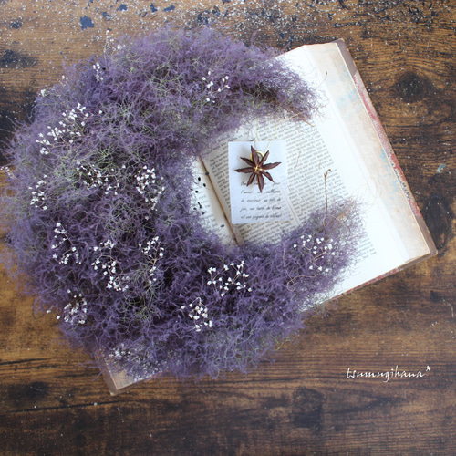 スモークツリー の大きい三日月リースかすみ草ドライフラワー