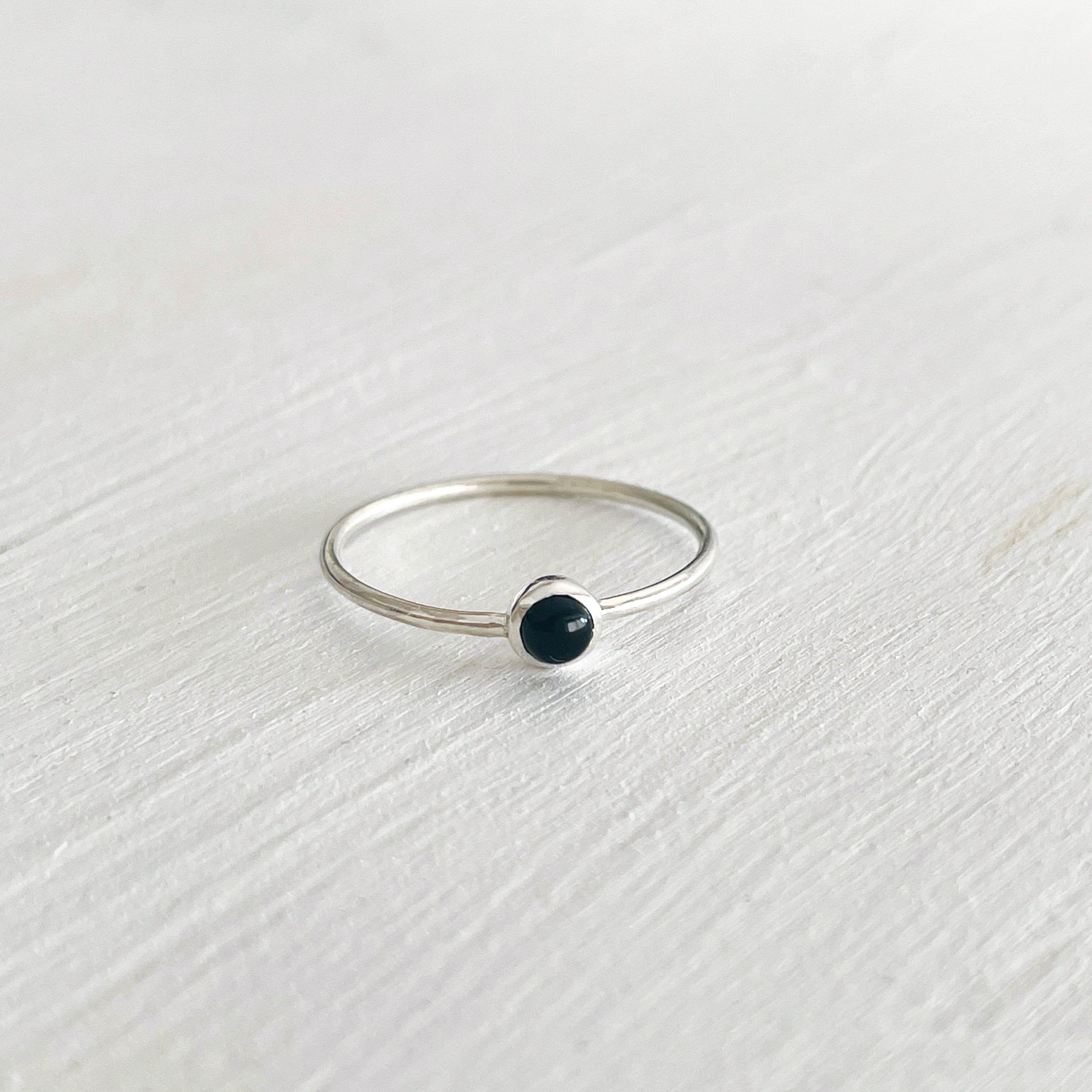 Petit onyx ring（ブラックオニキス／ピンキーリング）