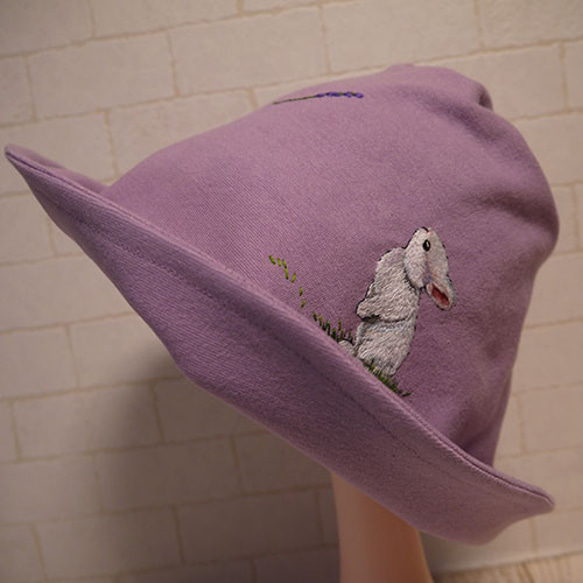 由棉紡銑針織面料製成的鬱金香帽（白兔） 第1張的照片