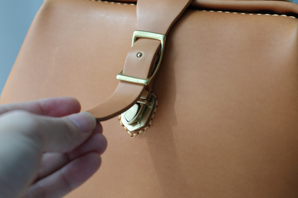 【切線派】がま口 ラックスリュック 本革バッグ手作りのレザーバッグ 手染め / 総手縫い 4枚目の画像