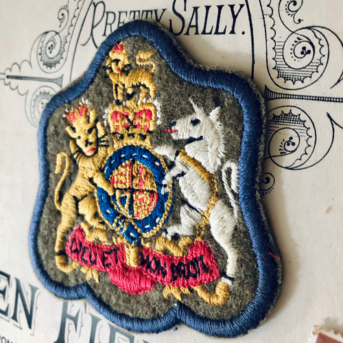 英国で出会った♪ ヴィンテージ 刺繍 英国王室のエンブレム /ワッペン