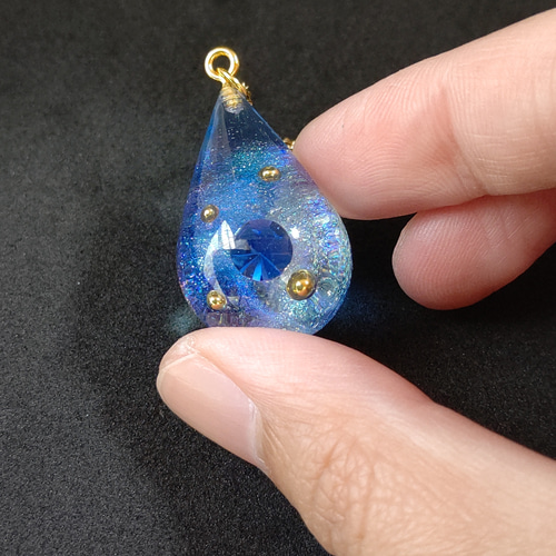 ブルーのラインストーンとゴールドのパールの宇宙の輝く雫型