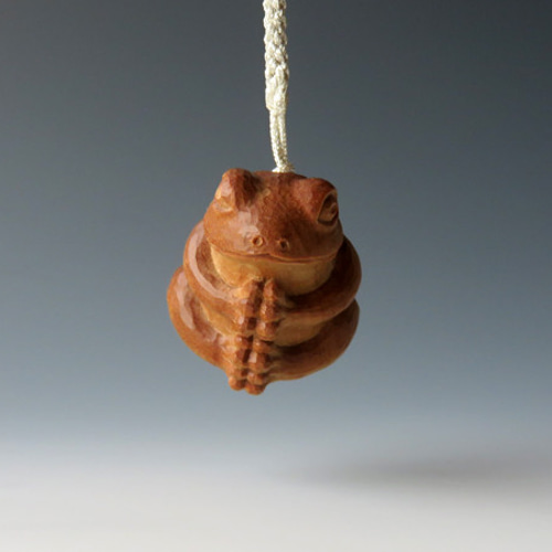 木彫り 白檀の小さな根付 いのりの蛙 携帯ストラップ 啓秀館まさまさ