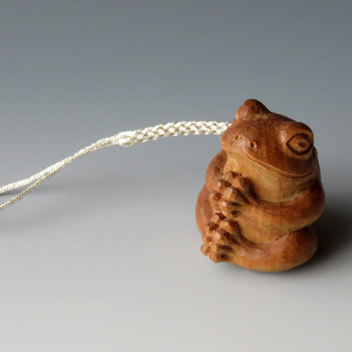 木彫り 白檀の小さな根付 いのりの蛙 携帯ストラップ 啓秀館まさまさ