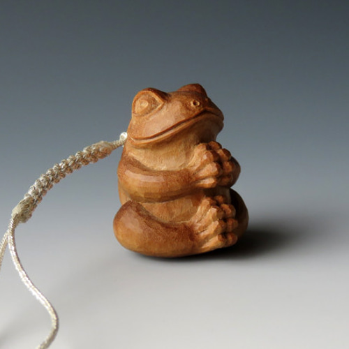 木彫り 白檀の小さな根付 いのりの蛙 携帯ストラップ 啓秀館まさまさ