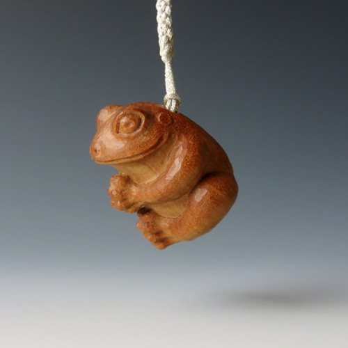 Caramelman　送料無料　細密彫刻　可愛い蛙根付　提げ物 木彫り 白檀の小さな根付 いのりの蛙 携帯ストラップ 啓秀館まさまさ