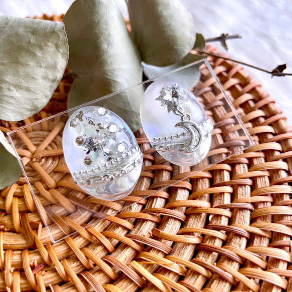 【特集掲載】glass oval white night sky silver Earrings 2枚目の画像