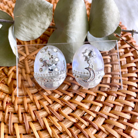 【特集掲載】glass oval white night sky silver Earrings 1枚目の画像